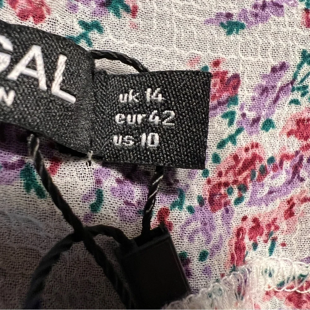 NASTY GAL FLORAL RUFFLE PLAYSUIT. NWT. Ruffle straps end in deep V-neck. Size 10 - Picture 10 of 13